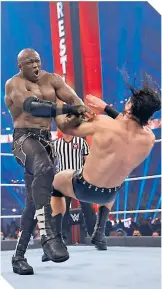  ??  ?? Sin tregua fue la batalla que libraron los dos gladiadore­s de la WWE.