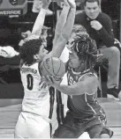  ?? ROBERT DEUTSCH/USA TODAY SPORTS ?? USC Trojans guard Isaiah White works against Gonzaga guard Julian Strawther on Tuesday.