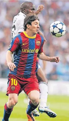  ?? ARCHIVFOTO: DPA ?? In seiner Zeit bei Real Madrid bekam es Lassana Diarra (hinten) auch mit Ausnahmekö­nner Lionel Messi vom FC Barcelona zu tun.