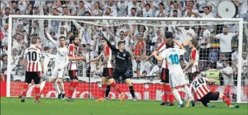  ??  ?? EL AÑO PASADO. Cristiano marcó de tacón en el 87’ el tanto del empate en abril de 2018.