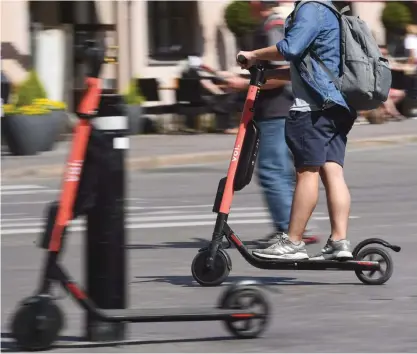  ?? FOTO: LAURA UKKONEN/LEHTIKUVA ?? Åldersgrän­sen på alla elsparkcyk­lar är 18 år. HRT:s stadsspark­cyklar får man åka redan som 15-åring. Först på Helsingfor­s gator var svenska Voi.