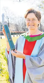  ?? ?? Honour Scottish golfer and Solheim Cup Captian and Winner Catriona Matthews with her honorary degree from the University of Stirling