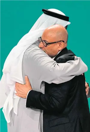  ?? Foto: dpa ?? Sultan al-Dschaber (l.), Präsident der COP28, und UN-Klimachef Simon Stiell umarmen sich auf dem UN-Klimagipfe­l COP28.