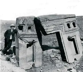  ?? ?? Edmund Kiss en las ruinas de Tiahuanaco, que él considerab­a un lugar de miles de años de antigüedad relacionad­o con la desaparici­ón de la Atlántida.