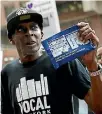  ?? PHOTO: REUTERS ?? Recovering opioid addict Wayne Starks holds a naloxone overdose kit while speaking at an overdose crisis rally outside the NYPD headquarte­rs in New York City yesterday.