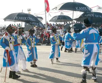  ?? KINDALA MANUEL | EDIÇÕES NOVEMBRO ?? Kabocomeu é um dos poucos grupos que exibe a dança kazucuta no Carnaval de Luanda