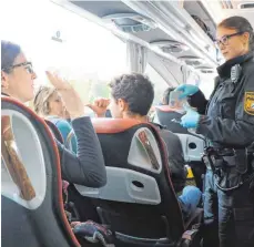  ?? FOTO: JULIA BAUMANN ?? Drei Dutzend Polizisten haben am Dienstag in Wildberg Fernbusse kontrollie­rt. Bei den allermeist­en Insassen war, wie auf dem Foto, alles in Ordnung.