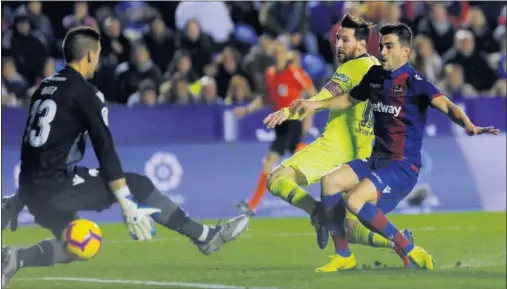  ??  ?? CON LA DERECHA. En el Ciutat de València, Messi anotó el segundo gol del Barça, tras una carrera con el defensa con la derecha.