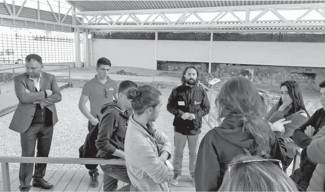  ?? Fotos: Dietmar Förster (6), Rathaus Marbella (2) ?? Archäologe José García erklärt einer türkischen Studenteng­ruppe die Geschichte der Villa Romana de Río Verde.