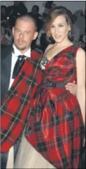  ??  ?? KRHKE ŽENE jedna od muza Alexandera McQueena bila je i glumica Sarah Jessica Parker koja je njegove modele nosila u “Seksu i gradu”
