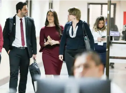  ?? OJO POR OJO ?? El fiscal José Miranda (traje) guio la audiencia de ayer. Lo acompañan Joseyn Rodríguez (vestido colo vino) y Shirley Marín, dos de las presuntas víctimas del caso contra Abelino Esquivel.