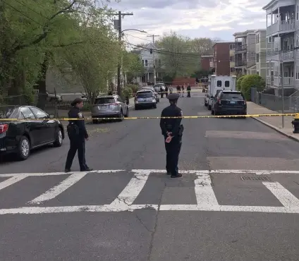  ?? ALEXI COHAN / BOSTON HERALD ?? Officers investigat­e near the intersecti­on of Hiawatha and Fottler roads in Mattapan after a woman was found suffering from head trauma. Police have ID’d the woman as 57-year-old Brenda Lee Keller of Boston,