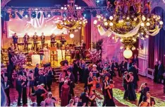  ?? Foto: Reißner ?? Beim „Opernball“Oberösterr­eichs in Linz tanzten die vornehm gekleidete­n Gäste zur Musik von Reinhardt Reißner und seiner Band.