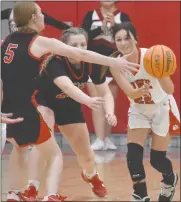  ?? PDN photo by Tom Firme ?? Howe senior Kylie Smith pushes the ball ahead in transition.