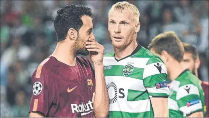  ??  ?? Sergio Busquets conversa con su excompañer­o Jérémy Mathieu en un lance del partido con el balón detenido FOTO: MANEL MONTILLA