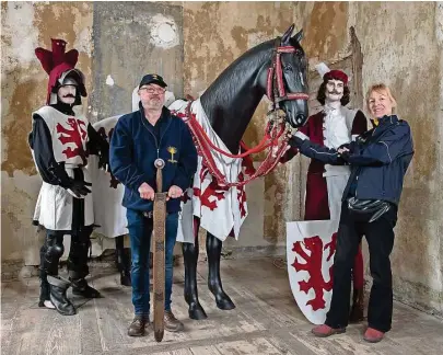  ?? Foto: Kristin Richter ?? Turnierrit­ter Hans Rudolf von Palm (l.) war im Schloss Lauterbach ansässig. Hier ist er als Puppe dargestell­t, die Figurengru­ppe wird durch Randi Friese und Andreas Hoffmann vom Fördervere­in zum Leben erweckt und ist im Schloss zu sehen.