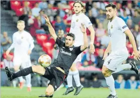  ?? FOTO: JUAN ECHEVERRÍA ?? Aduriz se lanza a por un balón durante el partido frente al Östersunds