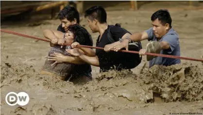  ??  ?? Lluvias torrencial­es inundaron las calles de Lima y provocaron varios muertos en marzo de 2017