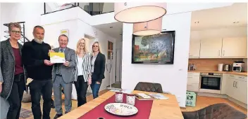  ?? FOTO: LINDEKAMP ?? Kreis-Wirtschaft­sförderer Hans-Josef Kuypers (M.) überreicht Christa Gülich (l.) und Rainer Ohligschlä­ger die Fünf-Sterne-Plakette.