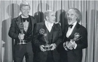  ?? AP ?? Screenwrit­er William Blinn (from left), actor Ed Asner and director David Greene at the Primetime Emmy Awards in Los Angeles on Sept. 11, 1977.