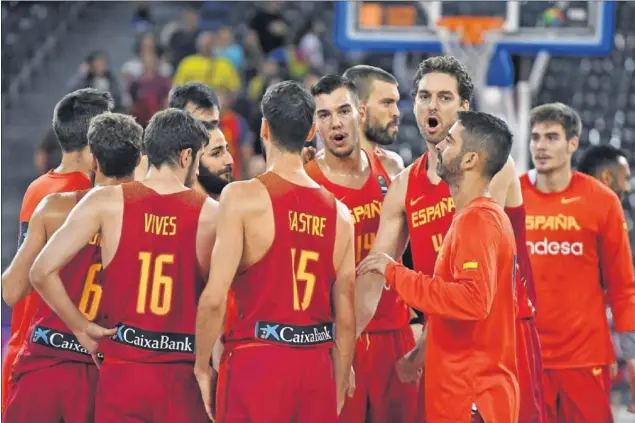  ??  ?? CONJURA Y A OCTAVOS. Hubo piña después del partido en el que España, con Pau Gasol como líder, cerró la primera fase. Ahora, a Estambul en busca del oro.