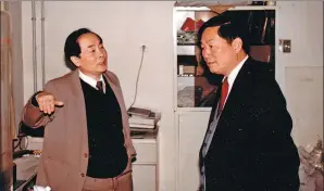  ??  ?? Hou welcomes Yin Dakui, then vice-minister of health, to his lab in 1994.