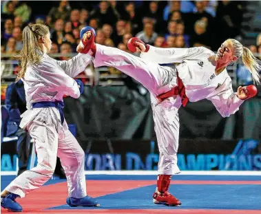  ?? FOTO: AFP/IMAGO ?? Karate-kämpferin Jana Bitsch (rechts) vom Bushido Waltershau­sen ist eine von sechs Thüringer Startern.