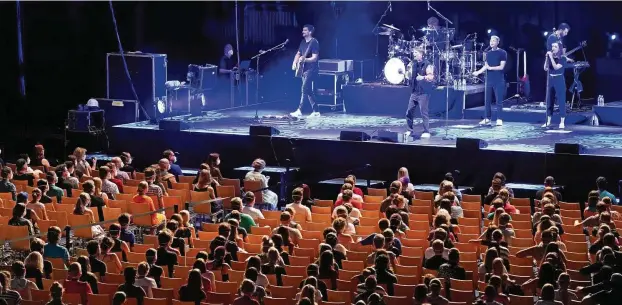  ?? FOTO: SEAN GALLUP / GETTY IMAGES ?? Die typische Pop-Konzert-Atmosphäre sieht anders aus: Teilnehmer sitzen mit Abstand in der Arena Leipzig.