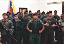  ??  ?? El grupo. Captura de un vídeo publicado por la Laofensiva 113k# de un grupo de militares venezolano­s que se sublevó ayer.