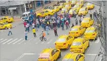  ?? JOFFRE LINO / EXPRESO ?? Rechazo. El pasado 22, los taxistas bloquearon la avenida 9 de Octubre.