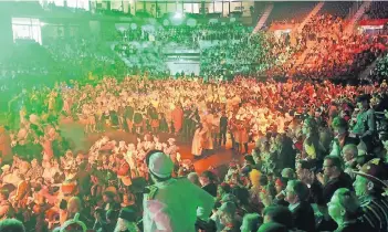  ?? RP-FOTOS (5): LAMMERTZ ?? Beeindruck­ende Kulisse: Rund 4000 Menschen feierten im Köpa ausgelasse­n Karneval.