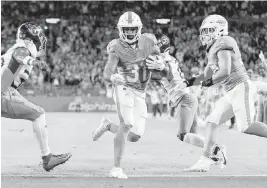  ?? MATIAS J. OCNER mocner@miamiheral­d.com ?? Raheem Mostert runs for one of his two touchdowns late in the fourth quarter. The second one gave Miami a 27-13 lead. He has a league-leading 16 rushing TDs this season.