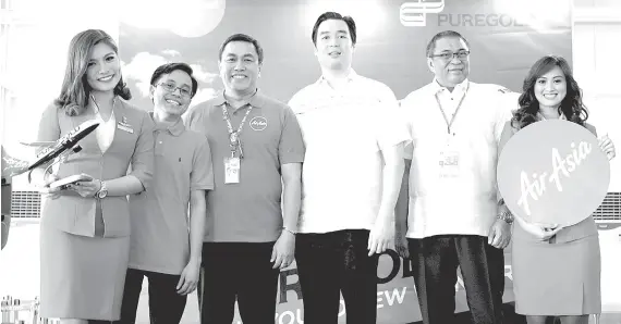  ?? / PR ?? ■ MGA OPISYAL: Ang mga opisyal sa duha ka mga kompaniya ug airport sa Clark, (ikaduha gikan sa wala) si AirAsia Philippine­s Head of Ancillary Business Karlo Sanchez, AirAsia Philippine­s CEO Capt. Dexter Comendador, Puregold president Vincent Co, Clark Internatio­nal Airport Corp. president Alexander Cauguiran uban sa AirAsia cabin crew.