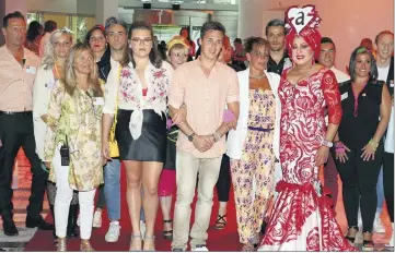  ??  ?? Une partie des bénévoles de Fight Aids Monaco, qui avaient respecté le dress code années , aux côtés de la princesse et de ses enfants Camille et Louis hier soir à leur arrivée.