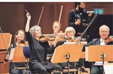  ?? FOTO: TONHALLE/DIESNER ?? Die Symphonike­r mit Anne Katharina Schreiber (2. v. l.).