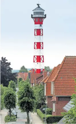  ?? [ Axel Baumann] ?? Mitten im Dorf: Oberfeuer Grünendeic­h von 1900 im Alten Land.
VON DAGMAR KRAPPE