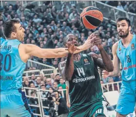  ?? FOTO: EFE ?? James Gist, del Panathinai­kos, entre Víctor Claver y Pierre Oriola, del Barça