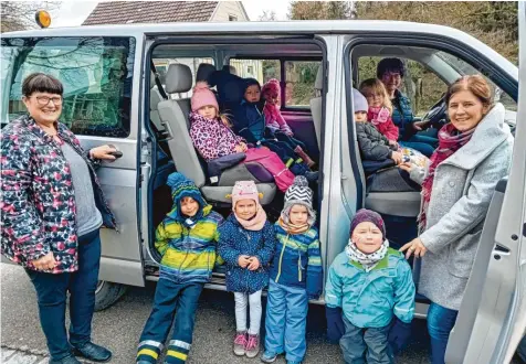  ?? Rapp Foto: Manuela ?? Die Gemeinde Ellzee betreibt einen eigenen Kindergart­enbus, der bei Kindern und Eltern prima ankommt. Links Bürgermeis­terin Gabriela Schmucker.