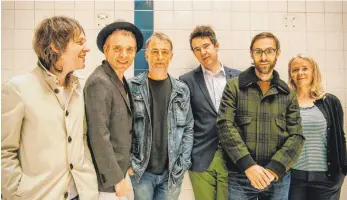  ?? FOTO: GOVANHILL BATHS;GAELLE BERI/BEGGARS GROUP ?? Hinter Belle and Sebastian stecken Bobby Kildea, Stuart Murdoch, Richard Colburn, Stevie Jackson, Chris Geddes und Sarah Martin (von links).