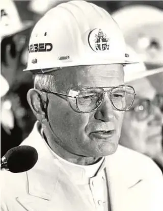  ?? SYGMA / GIANNI GIANSANTI ?? 0 Juan Pablo II durante una visita a una siderurgia en Luxemburgo, en 1985.