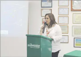  ??  ?? Fátima Morales, presidenta de la cadena Farmacente­r, durante la reunión de las mesas temáticas de la Red Pacto Global Paraguay.