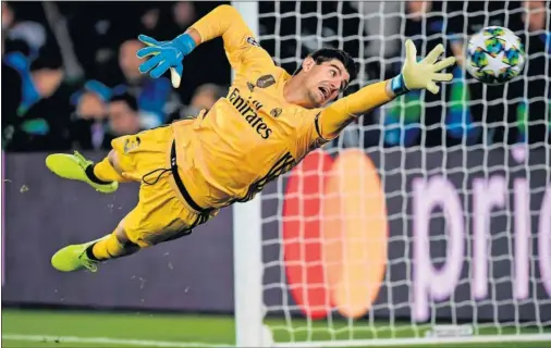  ??  ?? Thibaut Courtois se sstira para despejar un balón en el encuentro que los blancos disputaron ante el PSG en noviembre de 2019.