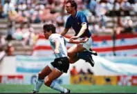  ??  ?? Pietro Vierchowod survole l’Argentin Jorge Burruchaga lors de la Coupe du monde 1986 au Mexique. (BOB THOMAS/GETTY IMAGES)
