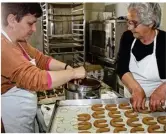  ??  ?? Les sympathiqu­es et accueillan­tes femmes de cette petite coopérativ­e s’affairent avec passion à la préparatio­n de succulents biscuits.