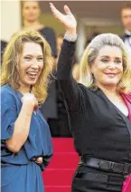  ?? BILD: SN/AP ?? Winken in Cannes: Catherine Deneuve (rechts) und Regisseuri­n Emmanuelle Bercot.