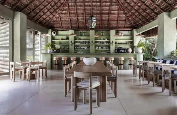  ??  ?? Casa Pueblo Boca Paila cuenta con un restaurant­e de cocina auténtica para 75 personas. Situado en Tulum, en el kilómetro 8.5 de la carretera Boca Paila, este nuevo hotel se posa frente a la playa.