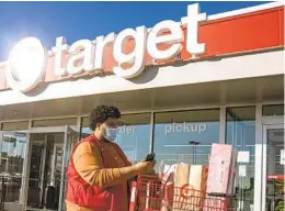  ?? AMR ALFIKY THE NEW YORK TIMES ?? The Biden administra­tion is calling on retailers like Target to mandate vaccinatio­n for employees, but the chains want to get past their staffing crunch first.