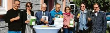  ?? Foto: Rupert Strobl ?? Start des Losverkauf­s für die beiden Gemälde von Sigurd Rakel im Pfarrhof von St. Michael in Krumbach: (von links) Kirchenmus­iker Michael Dolp, Pfarrgemei­nderatsvor­sitzende Christine Littmann, Ferdinand Guggenmos von der Kirchenver­waltung, die Musiker Jochen und Johanna Schwarzman­n, Künstler Sigurd Rakel und Stadtpfarr­er Josef Baur.