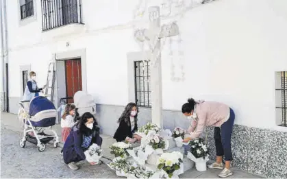  ?? RAFA SÁNCHEZ ?? Una de las cruces adornadas en Añora para celebrar la fiesta de forma simbólica.