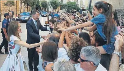  ?? FRANCISCO GÓMEZ / EFE ?? Els Reis van saludar els ciutadans congregats a l’entrada del palau de l’Almudaina ahir a la nit